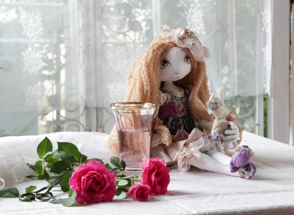 Papusa, trandafiri, foarfece si o vaza cu apa — Fotografie, imagine de stoc