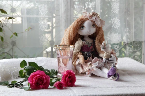 Puppe, Rosen, Schere und eine Vase mit Wasser — Stockfoto