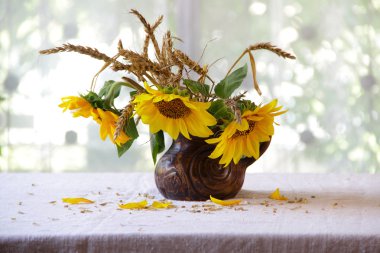 Seramik vazoda ayçiçeği buket