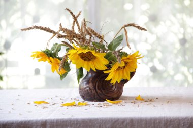 Seramik vazoda ayçiçeği buket