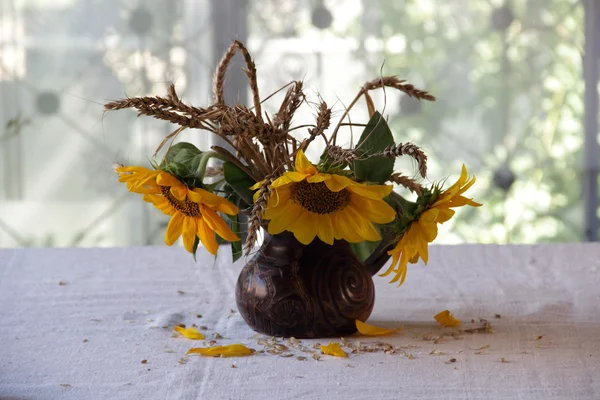 Boeket met zonnebloemen in een keramische vaas — Stockfoto