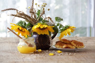 Bal ve ayçiçeği bir buket ile gönderilmiş cheesecakes
