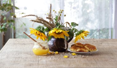 Bal ve ayçiçeği bir buket ile gönderilmiş cheesecakes