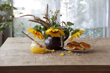 Bal ve ayçiçeği bir buket ile gönderilmiş cheesecakes