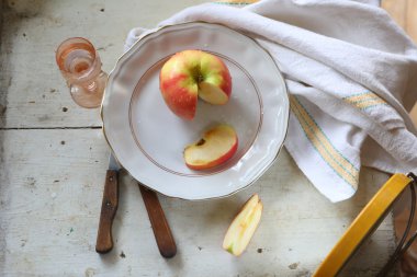 Bir tabak ve şeffaf bir şarap cam votka Kırmızı elma