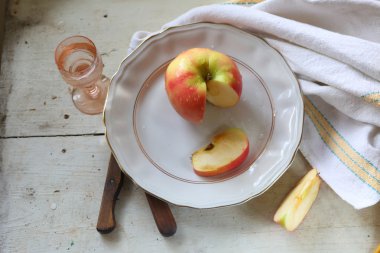 Bir tabak ve şeffaf bir şarap cam votka Kırmızı elma