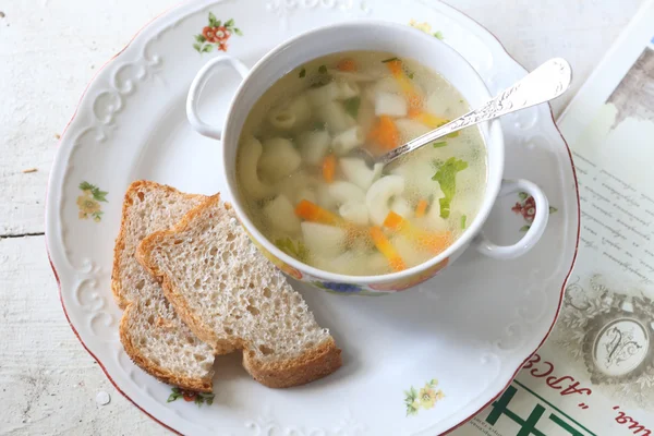 Soup with macaroni and vegetables submitted to a soup tureen — Stock Photo, Image