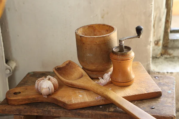 Dřevěné Malty, lžíci a ruční mlýnek, koření, sůl a garli — Stock fotografie