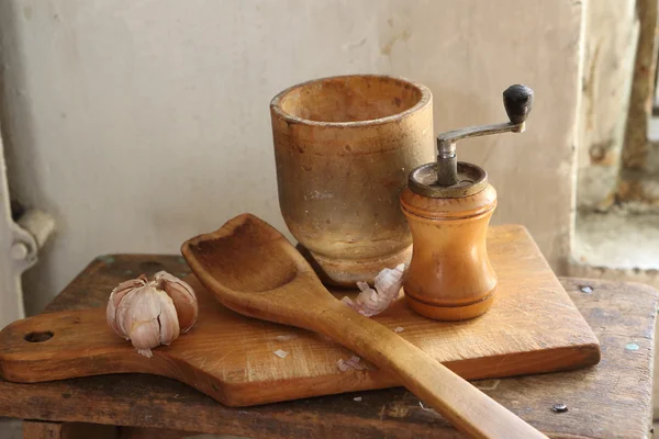 Dřevěné Malty, lžíci a ruční mlýnek, koření, sůl a garli — Stock fotografie