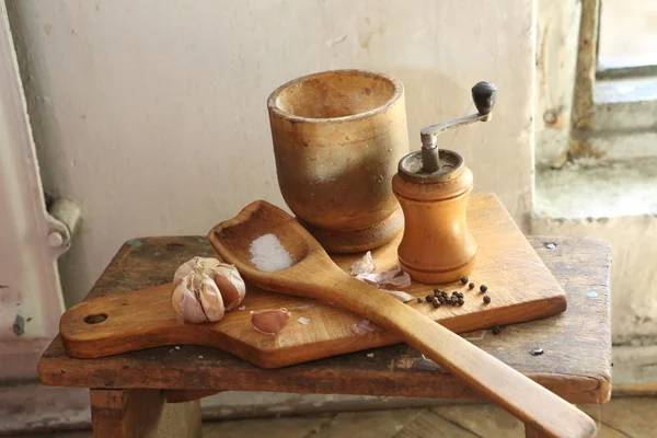Mortero de madera, una cuchara y un molino manual, especias, sal y garli —  Fotos de Stock