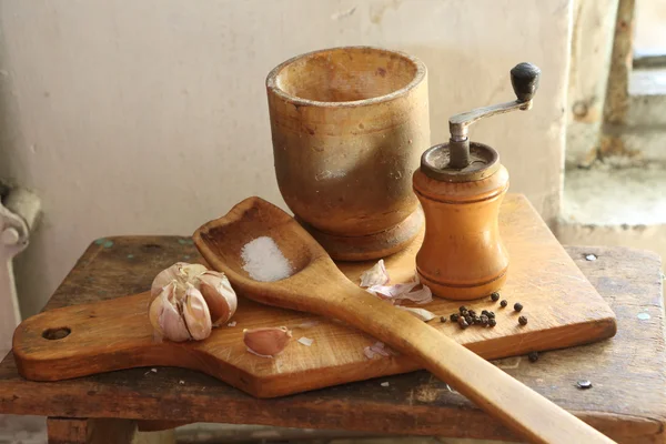 Mortero de madera, una cuchara y un molino manual, especias, sal y garli —  Fotos de Stock