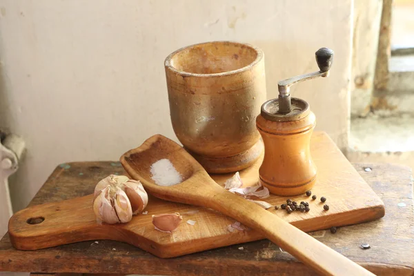 Mortero de madera, una cuchara y un molino manual, especias, sal y garli —  Fotos de Stock