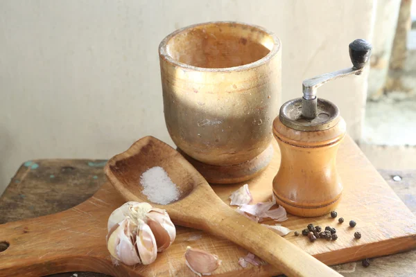 Dřevěné Malty, lžíci a ruční mlýnek, koření, sůl a garli — Stock fotografie