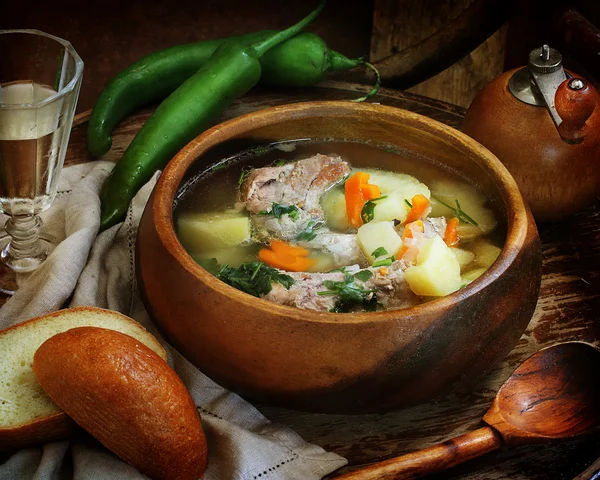 豚のリブのシチュー、野菜とウォッカ入りスープ — ストック写真