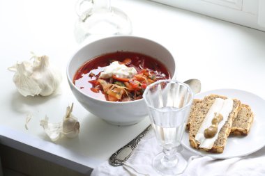 Ekşi krema ve sarımsak ve bir votka şarap-gla ile gönderilmiş borsch