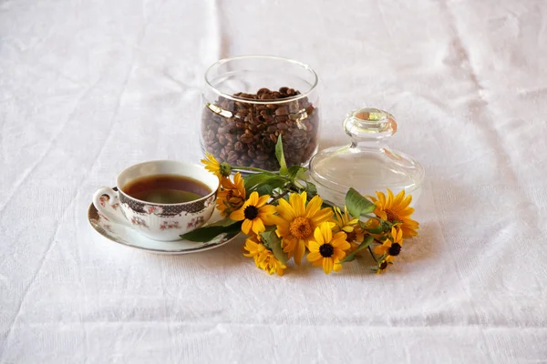Café en paire de café et un bouquet de fleurs — Photo