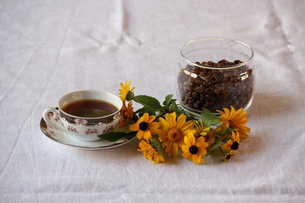 Café em par de café e um monte de flores — Fotografia de Stock