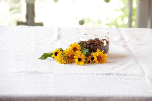 Kaffeekörner in transparenter Bank ein Blumenstrauß — Stockfoto