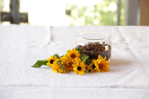 Кофе зерна в прозрачном банке букет цветов — стоковое фото