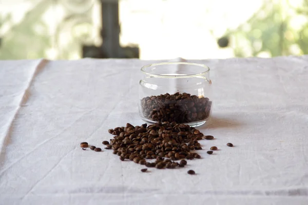 Grãos de café em banco transparente — Fotografia de Stock