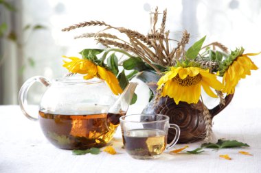 Ayçiçeği ve çay bir buket ile natürmort