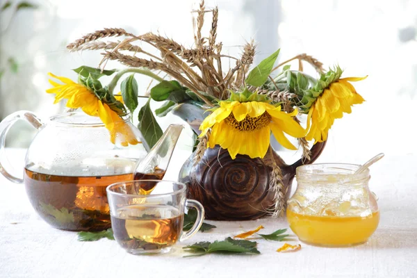 Bodegón con té, miel y girasoles —  Fotos de Stock