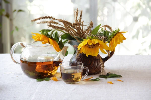 Натюрморт з букетом соняшників і чаю — стокове фото