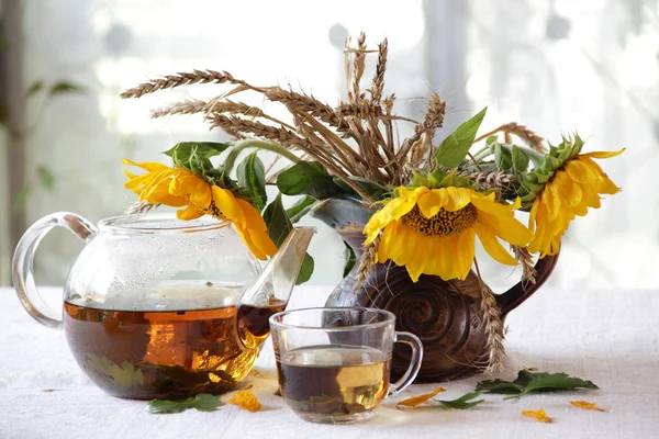Ayçiçeği ve çay bir buket ile natürmort — Stok fotoğraf