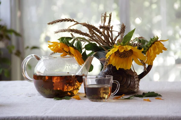 Tè e bouquet di girasoli — Foto Stock
