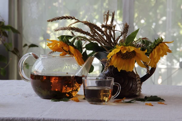 茶和向日葵花束 — 图库照片