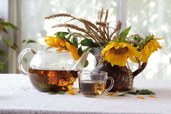 Tè e bouquet di girasoli — Foto Stock