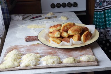 Ev bir soğanlı börek ve yumurta
