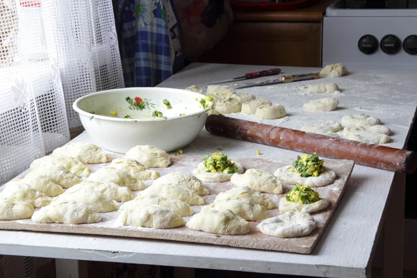 Preparación de tartas de casa con cebolla y huevos — Foto de Stock