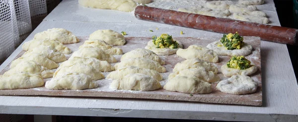 Preparación de tartas de casa con cebolla y huevos — Foto de Stock