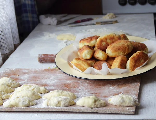 Подготовка домашнего пирога с луком и яйцами — стоковое фото