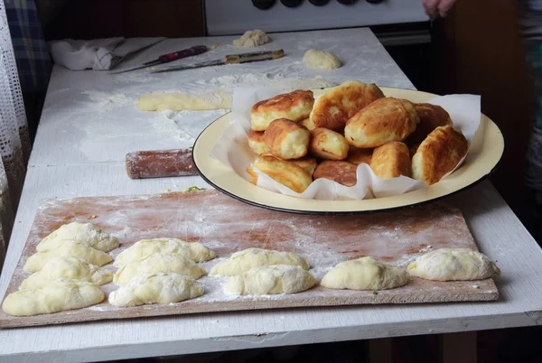 Pasteles de casa con cebolla y huevo — Foto de Stock