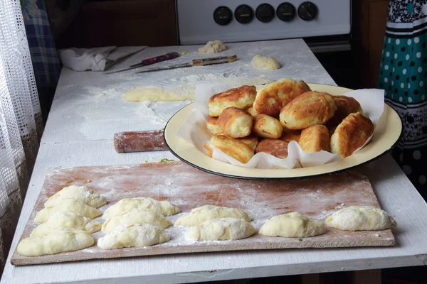 Pasteles de casa con cebolla y huevo — Foto de Stock