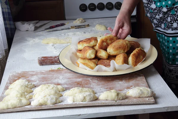 Preparação de tortas de casa com cebolas e ovos — Fotografia de Stock