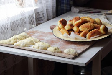 Ev bir soğanlı börek ve yumurta