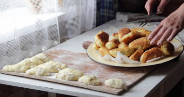 Ev pies soğan ve yumurta ile hazırlanması