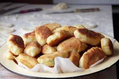 Ev bir soğanlı börek ve yumurta