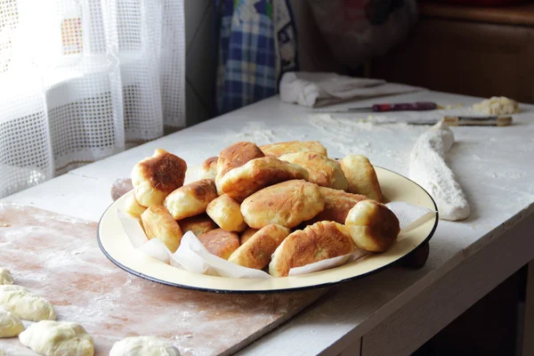 Pasteles de casa con cebolla y huevo — Foto de Stock