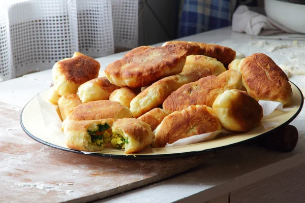 Pasteles de casa con cebolla y huevo — Foto de Stock