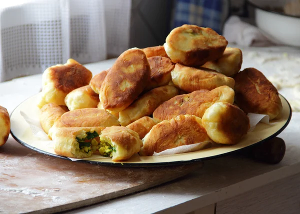 Pasteles de casa con cebolla y huevo — Foto de Stock