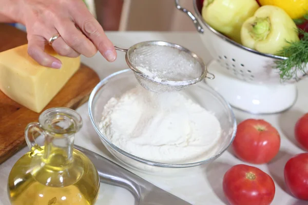 The woman sifts a flour — Stock Photo, Image