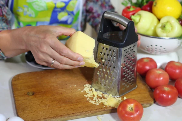 Mujer preparando pizza — Foto de Stock