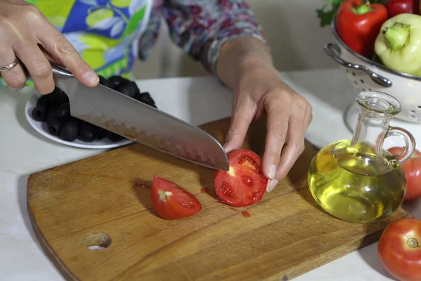 La mujer corta un tomate — Foto de Stock