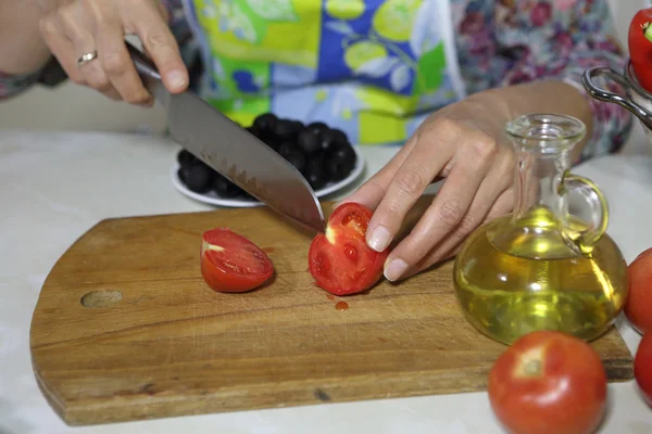 La mujer corta un tomate — Foto de Stock