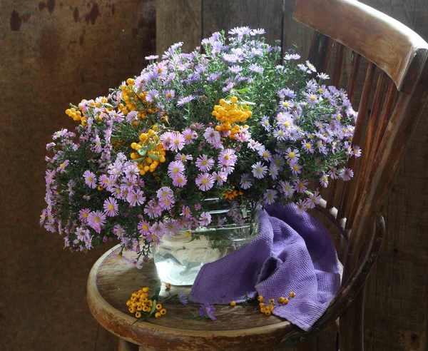 Strauß herbstlicher Farben in einer transparenten Vase — Stockfoto