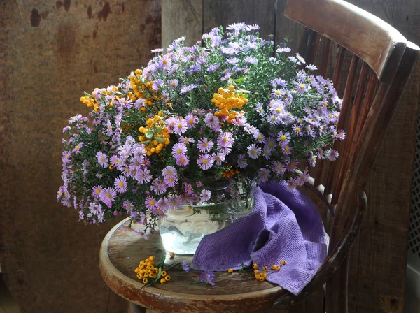 Аромат осенних цветов в прозрачной вазе — стоковое фото